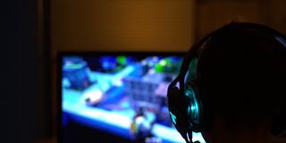 Ein Junge spielt ein Videospiel (Foto: pixabay)