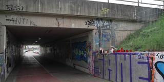 Kerzen stehen vor der Unterführung in Völklingen, in der am Freitagnacht eine Explosion stattfand. (Foto: SR)