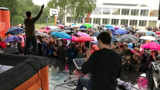 Manu Meter auf der Halberg Open Air Schultour bei der Gemeinschaftsschule Sonnenhügel in Völklingen (Foto: Mattheo Schwanengel/Freaky Jörn)