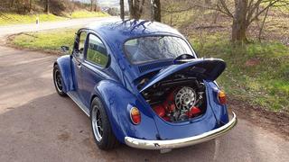 Ein VW-Käfer von hinten fotografiert. In knalligem blau mit geöffneter Motorhaube. (Foto: Johannes/per WhatsApp eingereicht)