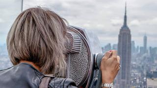Eine Frau betrachtet die Stadt New York mit einem Münz-Fernglas (Foto: Samira Rzakulieva)