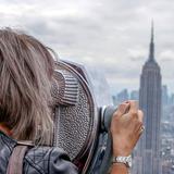 Eine Frau betrachtet die Stadt New York mit einem Münz-Fernglas (Foto: Samira Rzakulieva)