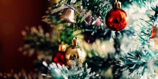 Ein geschmückter Tannenbaum (Foto: pixaby/ Free-Photos)