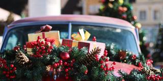 Weihnachtlich dekoriertes Auto (Foto: Pixabay)
