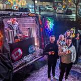 Menschen stehen vor einem Glühweinmobil (Foto: SR)