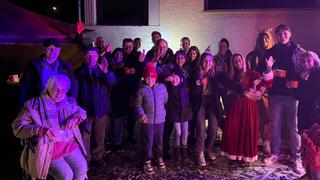 Gruppenfoto mit Jung und Alt vor einem Haus (Foto: UNSERDING)