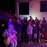 Gruppenfoto mit Jung und Alt vor einem Haus (Foto: UNSERDING)