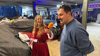 Eine Frau im Weihnachtskostüm Interviewt einen Mann. (Foto: UNSERDING)