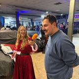 Eine Frau im Weihnachtskostüm Interviewt einen Mann. (Foto: UNSERDING)