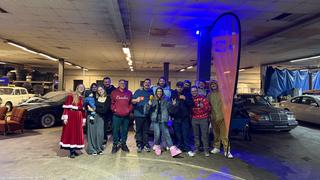 Gruppenbild in einer Halle mit Autos (Foto: UNSERDING)