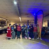 Gruppenbild in einer Halle mit Autos (Foto: UNSERDING)