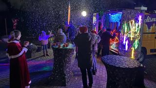 Das UNSERDING Weihnachtsmobil im Hof mit Kunstschnee (Foto: UNSERDING)