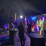 Das UNSERDING Weihnachtsmobil im Hof mit Kunstschnee (Foto: UNSERDING)