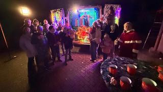 Eine Gruppe von Menschen steht vorm UNSERDING Weihnachtsmobil (Foto: UNSERDING)