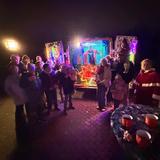 Eine Gruppe von Menschen steht vorm UNSERDING Weihnachtsmobil (Foto: UNSERDING)