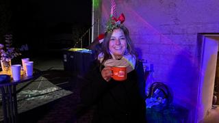 Eine Frau mit Weihnachtshaarreif und UNSERDING- Tasse. (Foto: UNSERDING)