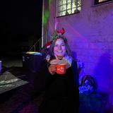 Eine Frau mit Weihnachtshaarreif und UNSERDING- Tasse. (Foto: UNSERDING)