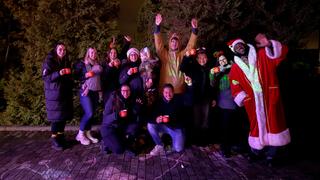 Gruppenbild, einige haben eine orangene Tasse in der Hand. (Foto: UNSERDING)