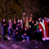 Gruppenbild, einige haben eine orangene Tasse in der Hand. (Foto: UNSERDING)