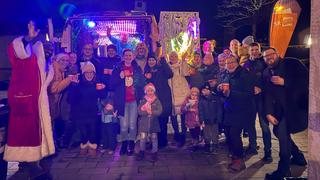 Gruppenbild vor einem beleuchteten Auto (Foto: UNSERDING)