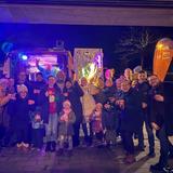 Gruppenbild vor einem beleuchteten Auto (Foto: UNSERDING)