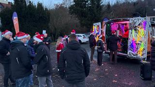 Menschen stehen vorm Weihnachtsmobil (Foto: UNSERDING)