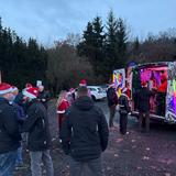 Menschen stehen vorm Weihnachtsmobil (Foto: UNSERDING)