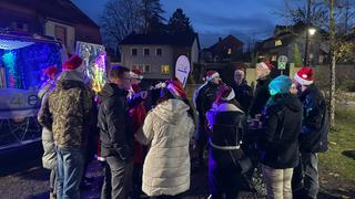 Menschen stehen in einem Kreis zusammen (Foto: UNSERDING)