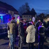 Menschen stehen in einem Kreis zusammen (Foto: UNSERDING)