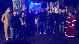 Gruppenbild vor einem beleuchteten Mobil (Foto: UNSERDING)