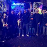 Gruppenbild vor einem beleuchteten Mobil (Foto: UNSERDING)