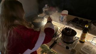 Blick über die Schulter einer Frau, die Crêpes macht. (Foto: UNSERDING)