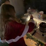 Blick über die Schulter einer Frau, die Crêpes macht. (Foto: UNSERDING)