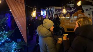 Blick in einen Hof, in dem leute stehen und Glühwein trinken (Foto: UNSERDING)