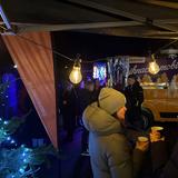 Blick in einen Hof, in dem leute stehen und Glühwein trinken (Foto: UNSERDING)