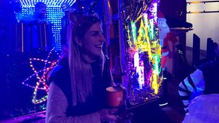 Eine Frau mit einer UNSERDING-Tasse vorm Weihnachtsmobil (Foto: UNSERDING)