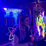 Eine Frau mit einer UNSERDING-Tasse vorm Weihnachtsmobil (Foto: UNSERDING)