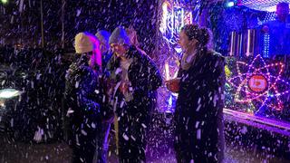 Drei Frauen stehen im Kunstschnee und reden (Foto: UNSERDING)