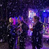 Drei Frauen stehen im Kunstschnee und reden (Foto: UNSERDING)