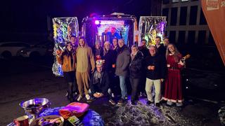 Gruppenbild vorm Weihnachtsmobil (Foto: UNSERDING)