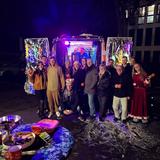 Gruppenbild vorm Weihnachtsmobil (Foto: UNSERDING)