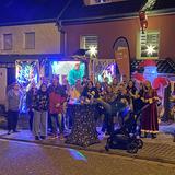 Gruppenbild vor einem weihnachtlich geschmückten Haus. (Foto: UNSERDING)