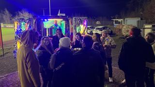 ein paar junge Leute stehen zusammen um einen Tisch. (Foto: UNSERDING)