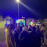 ein paar junge Leute stehen zusammen um einen Tisch. (Foto: UNSERDING)