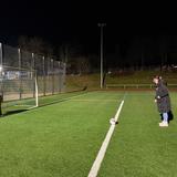 Eine Frau schießt auf ein Tor. Im Tor bückt sich jemand und streckt seinen Hintern entgegen. (Foto: UNSERDING)