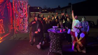 eine Gruppe von Menschen steht nebeneinander. (Foto: UNSERDING)