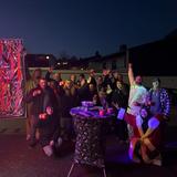 eine Gruppe von Menschen steht nebeneinander. (Foto: UNSERDING)