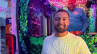 Ein Mann mit einem weißen Pulli hält eine orangene Tasse in der Hand (Foto: UNSERDING)