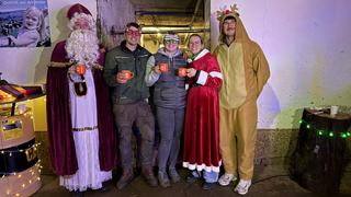 Der Nikolaus und vier weitere Personen  stehen nebeneinander und haben weihnachtliche Accessoires an. (Foto: UNSERDING)
