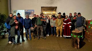 Gruppenbild vor einer weißen Hauswand. (Foto: UNSERDING)